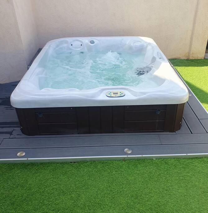 Joli Haut De Villa 3 Chambres Climatise Avec Jacuzzi Marignane Exterior foto